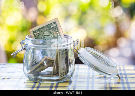 Amerikanische Banknote im Glas. Stockfoto