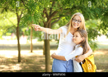 Mutter Abschied von ihrer Tochter in der Nähe der Schule Stockfoto