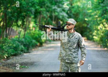 Soldat mit Sturmgewehr im Freien Stockfoto