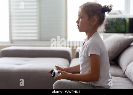 Kaukasische Mädchen mit stark angespannte Ausdruck spielen Videospiele holding Game Controller Stockfoto