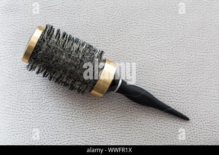 Ansicht von oben, Haarausfall Problem mit runden Haar Bürste Stockfoto