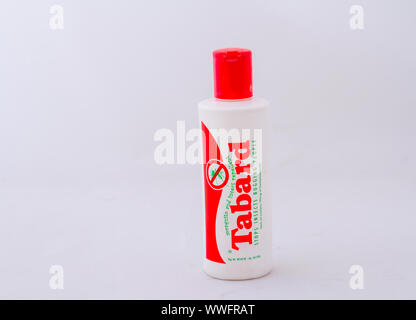 Alberton, Südafrika - eine Flasche Waffenrock Moskito und Insektenschutzmittel auf weißem Hintergrund Bild mit Kopie Raum isoliert Stockfoto