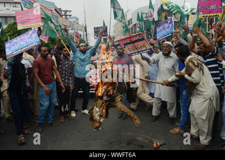 Lahore, Pakistan. 15 Sep, 2019. Pakistanische halten Plakate, Banner, Opfer Porträts und Shout Slogans und ein Bildnis des indischen Ministerpräsidenten Narindra Modi während einer Demonstration gegen die Situation in den indischen Teil Kaschmirs verwaltet die Solidarität mit Menschen in Kaschmir in Lahore am 15. September 2019 zu zeigen, brennen. Kaschmir, zwischen Indien und Pakistan geteilte seit 1947, hat der Funke für Zwei größere Kriege und unzählige Zusammenstöße zwischen den beiden Atommächten Erzrivalen. (Foto von Rana Sajid Hussain/Pacific Press) Quelle: Pacific Press Agency/Alamy leben Nachrichten Stockfoto