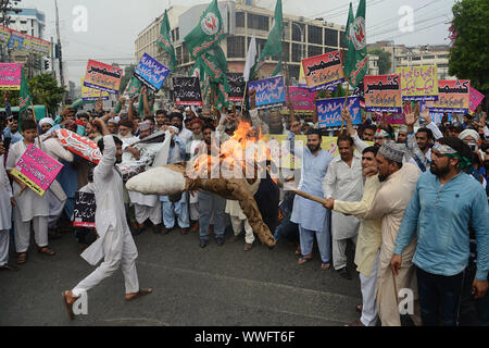 Lahore, Pakistan. 15 Sep, 2019. Pakistanische halten Plakate, Banner, Opfer Porträts und Shout Slogans und ein Bildnis des indischen Ministerpräsidenten Narindra Modi während einer Demonstration gegen die Situation in den indischen Teil Kaschmirs verwaltet die Solidarität mit Menschen in Kaschmir in Lahore am 15. September 2019 zu zeigen, brennen. Kaschmir, zwischen Indien und Pakistan geteilte seit 1947, hat der Funke für Zwei größere Kriege und unzählige Zusammenstöße zwischen den beiden Atommächten Erzrivalen. (Foto von Rana Sajid Hussain/Pacific Press) Quelle: Pacific Press Agency/Alamy leben Nachrichten Stockfoto