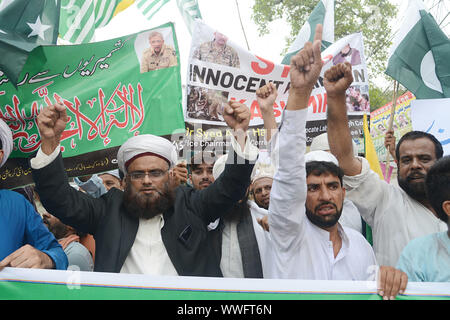 Lahore, Pakistan. 15 Sep, 2019. Pakistanische halten Plakate, Banner, Opfer Porträts und Shout Slogans und ein Bildnis des indischen Ministerpräsidenten Narindra Modi während einer Demonstration gegen die Situation in den indischen Teil Kaschmirs verwaltet die Solidarität mit Menschen in Kaschmir in Lahore am 15. September 2019 zu zeigen, brennen. Kaschmir, zwischen Indien und Pakistan geteilte seit 1947, hat der Funke für Zwei größere Kriege und unzählige Zusammenstöße zwischen den beiden Atommächten Erzrivalen. (Foto von Rana Sajid Hussain/Pacific Press) Quelle: Pacific Press Agency/Alamy leben Nachrichten Stockfoto