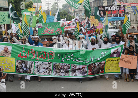 Lahore, Pakistan. 15 Sep, 2019. Pakistanische halten Plakate, Banner, Opfer Porträts und Shout Slogans und ein Bildnis des indischen Ministerpräsidenten Narindra Modi während einer Demonstration gegen die Situation in den indischen Teil Kaschmirs verwaltet die Solidarität mit Menschen in Kaschmir in Lahore am 15. September 2019 zu zeigen, brennen. Kaschmir, zwischen Indien und Pakistan geteilte seit 1947, hat der Funke für Zwei größere Kriege und unzählige Zusammenstöße zwischen den beiden Atommächten Erzrivalen. (Foto von Rana Sajid Hussain/Pacific Press) Quelle: Pacific Press Agency/Alamy leben Nachrichten Stockfoto