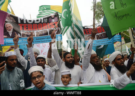 Lahore, Pakistan. 15 Sep, 2019. Pakistanische halten Plakate, Banner, Opfer Porträts und Shout Slogans und ein Bildnis des indischen Ministerpräsidenten Narindra Modi während einer Demonstration gegen die Situation in den indischen Teil Kaschmirs verwaltet die Solidarität mit Menschen in Kaschmir in Lahore am 15. September 2019 zu zeigen, brennen. Kaschmir, zwischen Indien und Pakistan geteilte seit 1947, hat der Funke für Zwei größere Kriege und unzählige Zusammenstöße zwischen den beiden Atommächten Erzrivalen. (Foto von Rana Sajid Hussain/Pacific Press) Quelle: Pacific Press Agency/Alamy leben Nachrichten Stockfoto