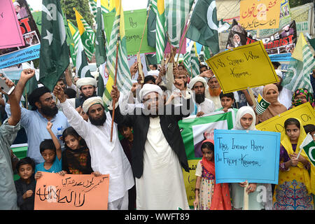 Lahore, Pakistan. 15 Sep, 2019. Pakistanische halten Plakate, Banner, Opfer Porträts und Shout Slogans und ein Bildnis des indischen Ministerpräsidenten Narindra Modi während einer Demonstration gegen die Situation in den indischen Teil Kaschmirs verwaltet die Solidarität mit Menschen in Kaschmir in Lahore am 15. September 2019 zu zeigen, brennen. Kaschmir, zwischen Indien und Pakistan geteilte seit 1947, hat der Funke für Zwei größere Kriege und unzählige Zusammenstöße zwischen den beiden Atommächten Erzrivalen. (Foto von Rana Sajid Hussain/Pacific Press) Quelle: Pacific Press Agency/Alamy leben Nachrichten Stockfoto