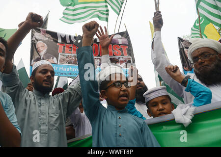 Lahore, Pakistan. 15 Sep, 2019. Pakistanische halten Plakate, Banner, Opfer Porträts und Shout Slogans und ein Bildnis des indischen Ministerpräsidenten Narindra Modi während einer Demonstration gegen die Situation in den indischen Teil Kaschmirs verwaltet die Solidarität mit Menschen in Kaschmir in Lahore am 15. September 2019 zu zeigen, brennen. Kaschmir, zwischen Indien und Pakistan geteilte seit 1947, hat der Funke für Zwei größere Kriege und unzählige Zusammenstöße zwischen den beiden Atommächten Erzrivalen. (Foto von Rana Sajid Hussain/Pacific Press) Quelle: Pacific Press Agency/Alamy leben Nachrichten Stockfoto