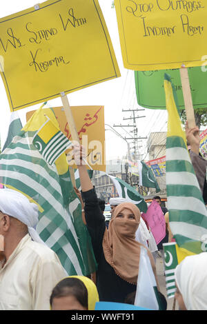 Lahore, Pakistan. 15 Sep, 2019. Pakistanische halten Plakate, Banner, Opfer Porträts und Shout Slogans und ein Bildnis des indischen Ministerpräsidenten Narindra Modi während einer Demonstration gegen die Situation in den indischen Teil Kaschmirs verwaltet die Solidarität mit Menschen in Kaschmir in Lahore am 15. September 2019 zu zeigen, brennen. Kaschmir, zwischen Indien und Pakistan geteilte seit 1947, hat der Funke für Zwei größere Kriege und unzählige Zusammenstöße zwischen den beiden Atommächten Erzrivalen. (Foto von Rana Sajid Hussain/Pacific Press) Quelle: Pacific Press Agency/Alamy leben Nachrichten Stockfoto