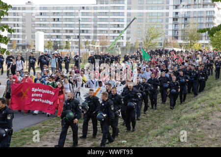 Frankfurt am Main, Deutschland. 15 Sep, 2019. Die demonstranten März rund um die Messehallen, durch eine große Anzahl von Polizisten umgeben. Mehrere hundert Aktivisten protestierten außerhalb der 2019 Internationale Automobil-Ausstellung (IAA) gegen Autos und für eine Wende in der Politik. Sie blockierten mehrere Eingänge in die Ausstellung. (Foto von Michael Debets/Pacific Press) Quelle: Pacific Press Agency/Alamy leben Nachrichten Stockfoto