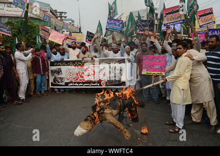 Lahore, Pakistan. 15 Sep, 2019. Pakistanische halten Plakate, Banner, Opfer Porträts und Shout Slogans und ein Bildnis des indischen Ministerpräsidenten Narindra Modi während einer Demonstration gegen die Situation in den indischen Teil Kaschmirs verwaltet die Solidarität mit Menschen in Kaschmir in Lahore am 15. September 2019 zu zeigen, brennen. Kaschmir, zwischen Indien und Pakistan geteilte seit 1947, hat der Funke für Zwei größere Kriege und unzählige Zusammenstöße zwischen den beiden Atommächten Erzrivalen. (Foto von Rana Sajid Hussain/Pacific Press) Quelle: Pacific Press Agency/Alamy leben Nachrichten Stockfoto