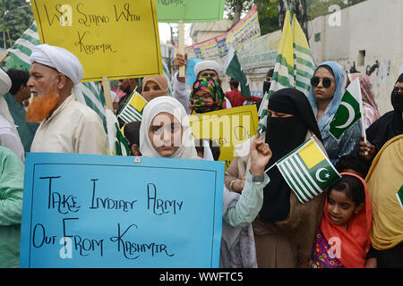 Lahore, Pakistan. 15 Sep, 2019. Pakistanische halten Plakate, Banner, Opfer Porträts und Shout Slogans und ein Bildnis des indischen Ministerpräsidenten Narindra Modi während einer Demonstration gegen die Situation in den indischen Teil Kaschmirs verwaltet die Solidarität mit Menschen in Kaschmir in Lahore am 15. September 2019 zu zeigen, brennen. Kaschmir, zwischen Indien und Pakistan geteilte seit 1947, hat der Funke für Zwei größere Kriege und unzählige Zusammenstöße zwischen den beiden Atommächten Erzrivalen. (Foto von Rana Sajid Hussain/Pacific Press) Quelle: Pacific Press Agency/Alamy leben Nachrichten Stockfoto