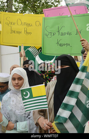 Lahore, Pakistan. 15 Sep, 2019. Pakistanische halten Plakate, Banner, Opfer Porträts und Shout Slogans und ein Bildnis des indischen Ministerpräsidenten Narindra Modi während einer Demonstration gegen die Situation in den indischen Teil Kaschmirs verwaltet die Solidarität mit Menschen in Kaschmir in Lahore am 15. September 2019 zu zeigen, brennen. Kaschmir, zwischen Indien und Pakistan geteilte seit 1947, hat der Funke für Zwei größere Kriege und unzählige Zusammenstöße zwischen den beiden Atommächten Erzrivalen. (Foto von Rana Sajid Hussain/Pacific Press) Quelle: Pacific Press Agency/Alamy leben Nachrichten Stockfoto