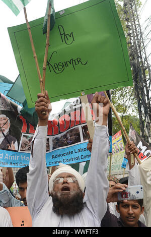 Lahore, Pakistan. 15 Sep, 2019. Pakistanische halten Plakate, Banner, Opfer Porträts und Shout Slogans und ein Bildnis des indischen Ministerpräsidenten Narindra Modi während einer Demonstration gegen die Situation in den indischen Teil Kaschmirs verwaltet die Solidarität mit Menschen in Kaschmir in Lahore am 15. September 2019 zu zeigen, brennen. Kaschmir, zwischen Indien und Pakistan geteilte seit 1947, hat der Funke für Zwei größere Kriege und unzählige Zusammenstöße zwischen den beiden Atommächten Erzrivalen. (Foto von Rana Sajid Hussain/Pacific Press) Quelle: Pacific Press Agency/Alamy leben Nachrichten Stockfoto