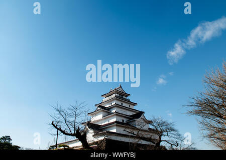 DEC 4, 2018 Aizu Wakamatsu, Japan - Aizu Wakamatsu Tsuruga Schlosses und Baum im Winter blauer Himmel. Fukushima Samurai Herr fortess in Edo Periode Stockfoto