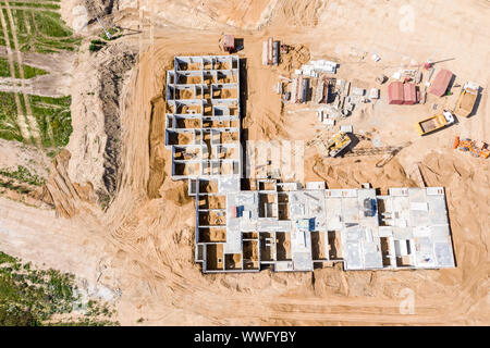 Konkrete Grundlage arbeitet im Baugewerbe. Luftaufnahme der Stadt Baustelle Stockfoto