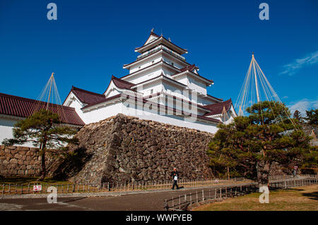 DEC 4, 2018 Aizu Wakamatsu, Japan - Aizu Wakamatsu Tsuruga Schloss und Kiefer mit steinernen Sockel unter Winter blauer Himmel. Fukushima Samurai Herr fortess Stockfoto