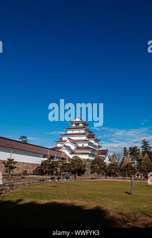 DEC 4, 2018 Aizu Wakamatsu, Japan - Aizu Wakamatsu Tsuruga Schloss und Pine Tree in Winter Park unter blauen Himmel. Fukushima Samurai Herr fortess in Edo p Stockfoto