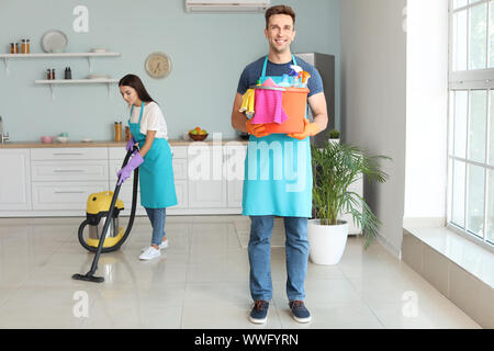 Junges Paar Reinigung Küche zusammen Stockfoto