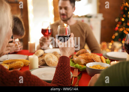 Glückliche Familie Wein trinken während Weihnachten Abendessen zu Hause Stockfoto