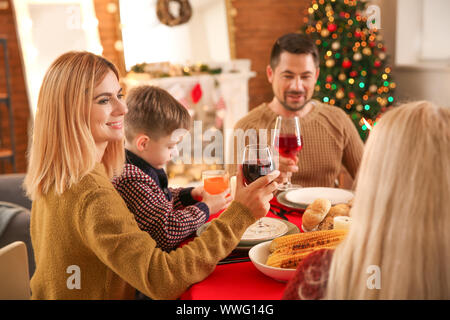 Glückliche Familie Wein trinken während Weihnachten Abendessen zu Hause Stockfoto