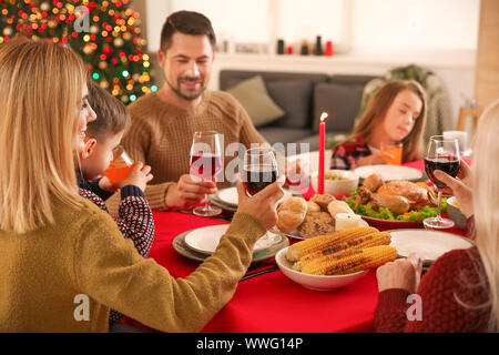 Glückliche Familie Wein trinken während Weihnachten Abendessen zu Hause Stockfoto