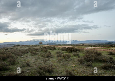 Spanien. Landschaft von Fuentes Carrionas Naturpark mit Schnee bedeckten Berge. Palencia Stockfoto