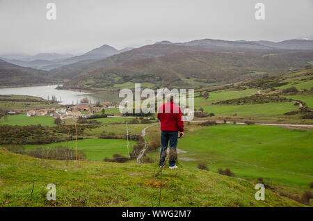 Spanien. Man erwägt einen Blick auf Vañes. Palencia Stockfoto