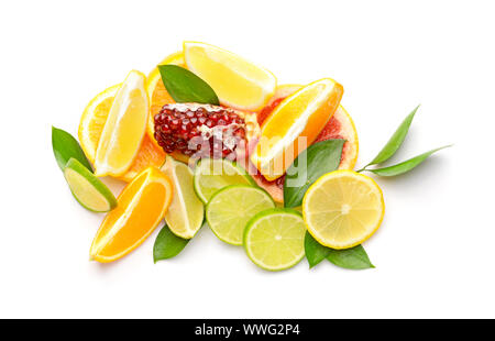Verschiedene aufgeschnittene Zitrusfrüchte auf weißem Hintergrund Stockfoto