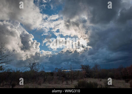 Spanien Himmel mit Gewitterwolken Stockfoto