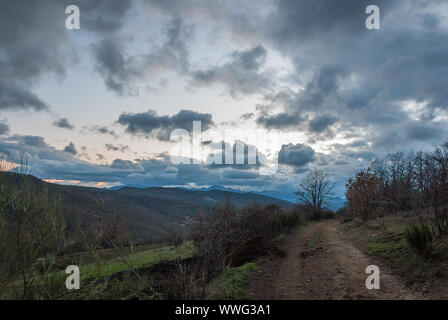 Spanien Himmel mit Sturm die Wolken in den Bergen von Palencia Stockfoto