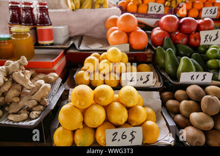 Sortiment an frischen Früchten auf Zähler am Markt Stockfoto