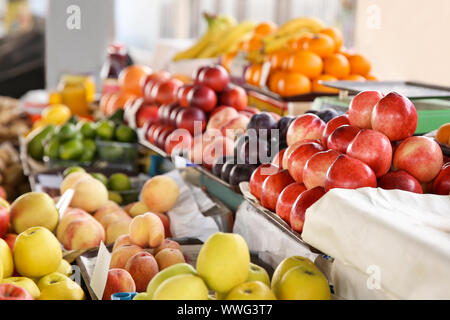 Sortiment an frischen Früchten auf Zähler am Markt Stockfoto