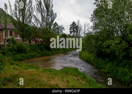 Rio Pisuerga durch Cervera de Pisuerga. Palencia Stockfoto