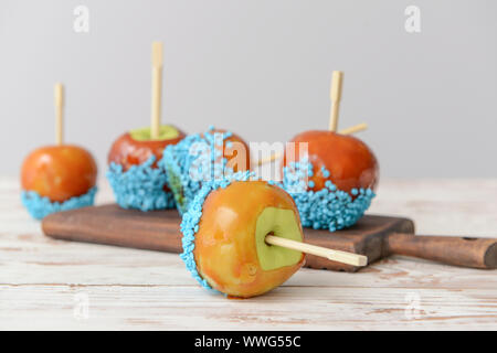 Leckere Süßigkeiten Äpfel auf weiße Holztisch Stockfoto