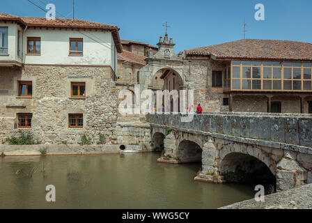 Spanien. Brücke der Portazgo in Aguilar de Campoo. Palencia Stockfoto