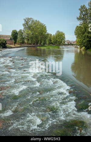 Spanien. Fluss Pisuerga durch Aguilar de Campoo. Palencia Stockfoto