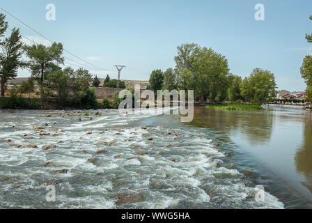 Spanien. Fluss Pisuerga durch Aguilar de Campoo. Palencia Stockfoto