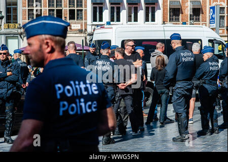 Eine Gruppe von extremen Rechten wird umgeben von der Polizei während der Demonstration. Seit dem Vlaams Belang (VB) einer Rechtspopulistischen, flämischen nationalistischen politischen Partei die zweite erreicht - höchste Abstimmung in Flandern in den regionalen Wahlen, und wurde auch von den Verhandlungen weiterhin findet eine neue regionale Regierung zu bilden ausgeschlossen. Die extremistischen Gruppe "Bloed, Bodem, Eer en Trouw" (BBET, Blut, Boden, Ehre und Loyalität) ein Protest gegen den Ausschluss von Vlaams Belang aus Gesprächen über die neue Flämische Regierung organisiert. Rund 30 Anhänger, die versuchen, auf der Stelle zu sammeln Stockfoto