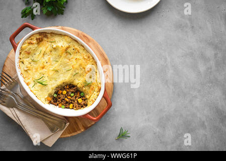 Shepherd's Pie mit Hackfleisch, Kartoffeln und Käse auf dem konkreten Hintergrund, Ansicht von oben, kopieren. Traditionelle hausgemachte Kasserolle - Shepherds Pie. Stockfoto