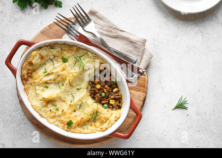 Shepherd's Pie mit Hackfleisch, Kartoffeln und Käse auf weißem Hintergrund, Ansicht von oben, kopieren. Traditionelle hausgemachte Kasserolle - Shepherds Pie. Stockfoto