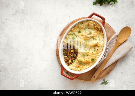 Shepherd's Pie mit Hackfleisch, Kartoffeln und Käse auf weißem Hintergrund, Ansicht von oben, kopieren. Traditionelle hausgemachte Kasserolle - Shepherds Pie. Stockfoto