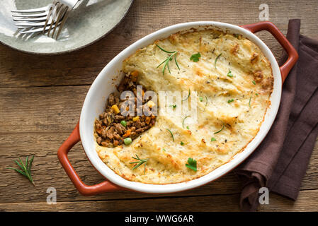 Shepherd's Pie mit Hackfleisch, Kartoffeln und Käse auf Holz- Hintergrund, Ansicht von oben, kopieren. Traditionelle hausgemachte Kasserolle - Shepherds Pie. Stockfoto