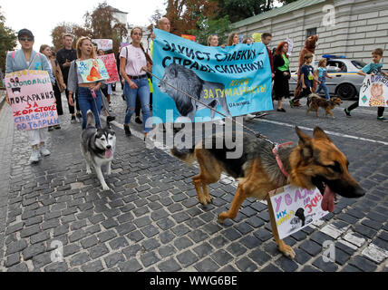 Kiew, Ukraine. 15 Sep, 2019. Teilnehmer mit ihren Haustieren während der März." ALLUKRAINISCHEN März für Tiere Rechte" mit der Forderung zum Verbot der Verwendung von Tieren in Zirkussen, Verbot von Pelzfarmen und Erstellung von zoo Polizei. Im März fand gleichzeitig in 24 Städten des Landes an der Popularisierung der humanistischen Werte abzielt und Tiere vor Tierquälerei schützen. Credit: SOPA Images Limited/Alamy leben Nachrichten Stockfoto