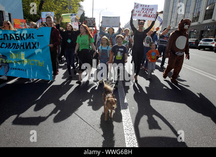 Kiew, Ukraine. 15 Sep, 2019. Teilnehmer mit Plakaten im März." ALLUKRAINISCHEN März für Tiere Rechte" mit der Forderung zum Verbot der Verwendung von Tieren in Zirkussen, Verbot von Pelzfarmen und Erstellung von zoo Polizei. Im März fand gleichzeitig in 24 Städten des Landes an der Popularisierung der humanistischen Werte abzielt und Tiere vor Tierquälerei schützen. Credit: SOPA Images Limited/Alamy leben Nachrichten Stockfoto