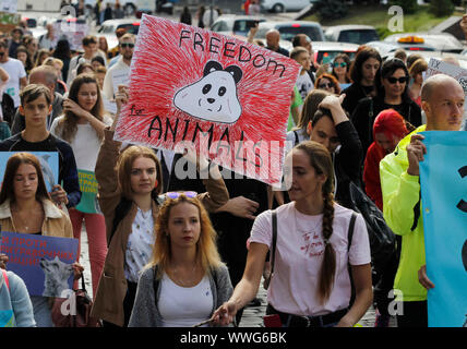 Kiew, Ukraine. 15 Sep, 2019. Teilnehmer mit Plakaten im März." ALLUKRAINISCHEN März für Tiere Rechte" mit der Forderung zum Verbot der Verwendung von Tieren in Zirkussen, Verbot von Pelzfarmen und Erstellung von zoo Polizei. Im März fand gleichzeitig in 24 Städten des Landes an der Popularisierung der humanistischen Werte abzielt und Tiere vor Tierquälerei schützen. Credit: SOPA Images Limited/Alamy leben Nachrichten Stockfoto