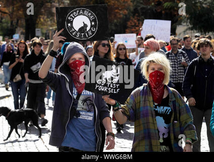 Kiew, Ukraine. 15 Sep, 2019. Maskierte Demonstranten während der März." ALLUKRAINISCHEN März für Tiere Rechte" mit der Forderung zum Verbot der Verwendung von Tieren in Zirkussen, Verbot von Pelzfarmen und Erstellung von zoo Polizei. Im März fand gleichzeitig in 24 Städten des Landes an der Popularisierung der humanistischen Werte abzielt und Tiere vor Tierquälerei schützen. Credit: SOPA Images Limited/Alamy leben Nachrichten Stockfoto