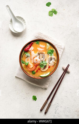 Tom Yum Kung Suppe, Ansicht von oben, kopieren. Traditionelle Thai asiatische würziger Kokosmilch Suppe mit Garnelen - Tom Yam Suppe. Stockfoto