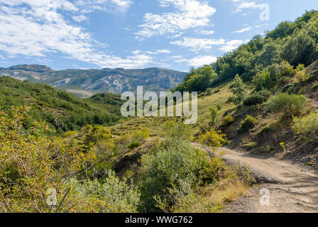 Schöne Aussicht auf die Berge von Palencia. De Fuentes Carrionas Naturpark. Stockfoto